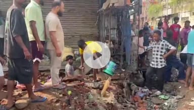 गिरिडीह: गांधी चौक: नाले में गिरे बच्चे की तलाश में स्थानीय लोगों ने किया रेस्क्यू अभियान शुरू, नाला तोड़ा