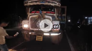 लोहरदगा: लोहरदगा-चंदवा मार्ग पर सड़क हादसा, बॉक्साइट ट्रक ने युवक को मारी टक्कर, हालत नाज़ुक