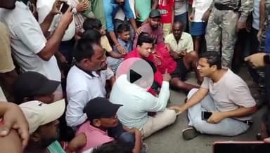 गिरिडीह: गांधी चौक नाले में बच्चे के बहने की घटना पर रेस्क्यू की मांग को लेकर बड़ा चौक में लोगों ने किया सड़क जाम