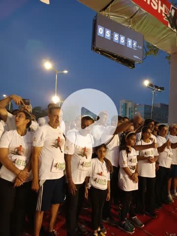 आज रविवार 21 सितंबर 25 नवरात्र शुरू होने से पहले जयपुर में मैराथन दौड़ में अपने पोता, पोती, बहु, समधन और फौजी साथी के साथ दौड़ने के बाद की खुशी। जय हिन्द मित्र 🙏