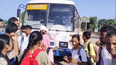 सरदारशहर: चूरू जाने वाली रोडवेज बस को रतनगढ़ की तरफ डायवर्ट करने पर अभ्यर्थियों ने एसडीएम कार्यालय के आगे बस रोककर किया प्रदर्शन