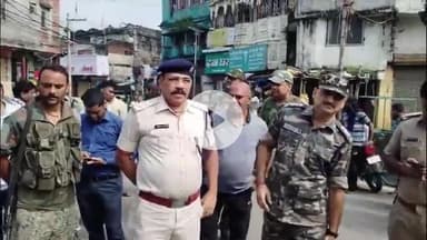 गिरिडीह: नाले में गिरे बच्चों के रेस्क्यू अभियान की मांग को लेकर बड़ा चौक में लगा जाम हटाने पहुंची प्रशासनिक टीम