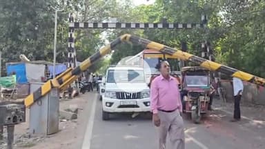 मथुरा: धोली प्याऊ रेलवे लाइन का फाटक अचानक टूटकर गिरा, घंटे बाद खुला रोड, मची अफरातफरी, वीडियो वायरल