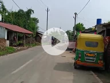 रोड तक मवेशी बांध कर रखते हैं समान बिछा कर। गाड़ी खड़ा कर के रखते है