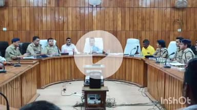 बहराइच: पुलिस लाइन में आगामी त्योहारों को सकुशल संपन्न कराने के लिए SP ने प्रधान संघ अध्यक्ष व अन्य पदाधिकारियों के साथ की बैठक