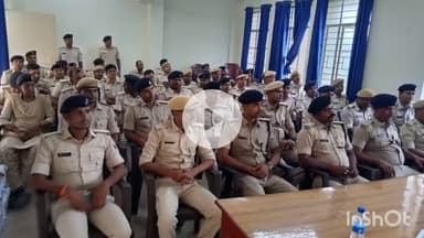 सुपौल: पुलिस केंद्र सुपौल में आगामी विधानसभा चुनाव के लिए पुलिस अधिकारियों और कर्मियों को दिया गया प्रशिक्षण