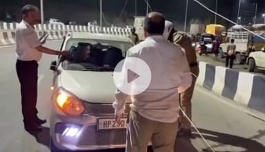 सोलन: सोलन के सामलेच में NH पर गिरा विशालकाय पेड़, पेड़ की चपेट में आया हाई वोल्टेज तार, NH-5 पर लगा जाम