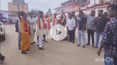 जगदलपुर: दन्तेश्वरी मंदिर के सामने बजरंग दल द्वारा लगाए भगवा झंडे को नगर निगम ने बिना सूचना के उतारा, बजरंगियों ने किया हंगामा
