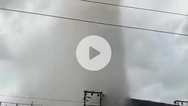 #असमः गुवाहाटी के चांदमारी इलाके में पेयजल आपूर्ति के पाइप में विस्फोट के बाद 20 फुट से अधिक ऊंचाई तक पानी के प्रवाह...