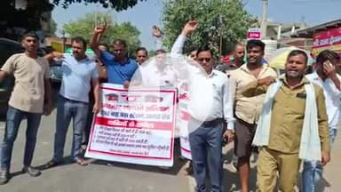 बाह: बाह डिपो पर अनाधिकृत ईको और बसों के विरोध में हुआ प्रदर्शन