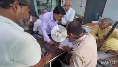 नवादा: नवादा के नगर थाना में आर्म्स वेरिफिकेशन के लिए पहुंचे लोग, थाना प्रभारी की देखरेख में चुनाव और पूजा को देखते हुए