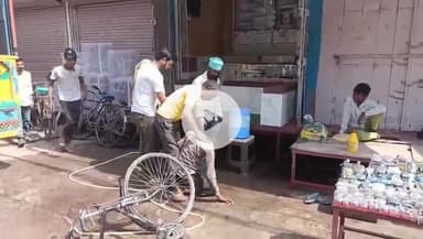 छिबरामऊ: छिबरामऊ में पीपल चौराहे के पास मारपीट का वीडियो सोशल मीडिया पर वायरल, एक युवक ने दूसरे युवक का गला दबाने का किया प्रयास