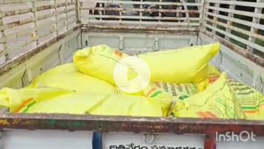 యూరియాను పక్కదారి పట్టిస్తున్న ఏఈఓ ఆటోలో అక్రమంగా తరలిస్తుండగా పట్టుకున్న రైతులు