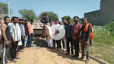 मलसीसर: मंडावा में सड़क शिलान्यास के दौरान चेयरमैन और पार्षद समर्थकों के बीच जमकर हुई बहसबाजी