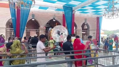 प्रतापगढ़: नवरात्रि के प्रथम दिन मां बेला देवी धाम मंदिर में उमड़ी श्रद्धालुओं की भारी भीड़, सुरक्षा के कड़े इंतजाम