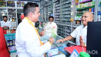 दुर्ग: जीएसटी में ऐतिहासिक सुधार लागू होने पर वैशाली नगर विधायक ने जवाहर मार्केट के दुकानदारों को गुलाब के फूल भेंट किए