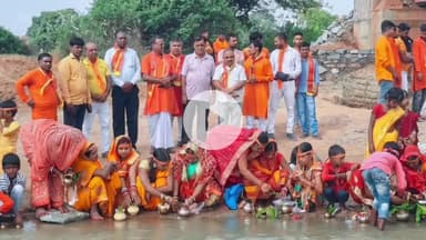 कैरो: कैरो प्रखंड में माँ दुर्गा के जयकारे गूंजे, नवरात्र के पहले दिन भव्य कलश यात्रा से नौदिनी अनुष्ठान शुरू