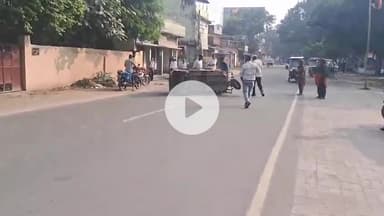 कोडरमा: समाहरणालय के पास कुत्ते को बचाने में ई-रिक्शा दुर्घटनाग्रस्त, व्यक्ति घायल, अस्पताल में भर्ती