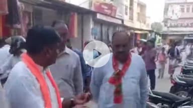 दौसा: जीएसटी की नई दर लागू होने पर जीएसटी विभाग के डिप्टी कमिश्नर और भाजपा के पदाधिकारी बाजार में निकले, व्यापारियों को समझाया