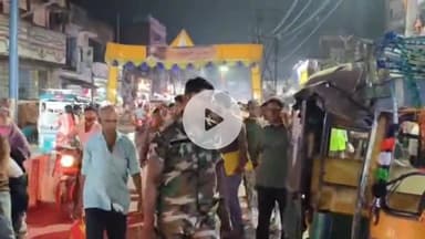 कोडरमा: नवरात्र के पहले दिन शहर में बढ़ी भीड़, तिलैया थाना प्रभारी पुलिस टीम के साथ यातायात व्यवस्था बनाने में लगे