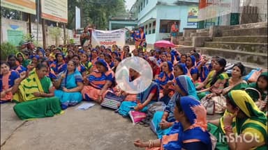 ନୟାଗଡ ସଦର: ପାରିଶ୍ରମିକ ଦାବିରେ ଗୋଷ୍ଠୀ ସହାୟିକା କର୍ମୀଙ୍କବ୍ଲକ ସମ୍ମୁଖରେ ଗଣଧାରଣା, ଓଏଲଏମ କାର୍ଯ୍ୟାଳୟ ପକାଇଲେ ତାଲା