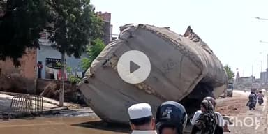 बागपत: सिसाना गांव स्थित हाईवे पर जल भराव के कारण गड्ढों में भूसे से भरा ट्राला पलटा