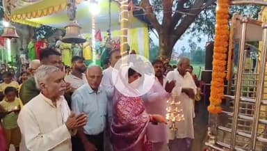 रफीगंज: चरकावां निचलीडिह देवी स्थान के प्रांगण में शिशु संघ द्वारा महाआरती का आयोजन किया गया, पूर्व विधायक अशोक सिंह हुए शामिल