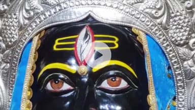 सागर नगर: चमेली चौक में हीरा व्यापारी विनीत सोनी ने मां महाकाली को सोने का हीरा जड़ित तिलक अर्पित कर पूरी की मनोकामना