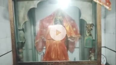 नौगावां सादात: पहले नवरात्रे पर नौगांवा तहसील क्षेत्र के विभिन्न मंदिरों में पूजा-अर्चना के लिए उमड़ी भक्तों की भीड़