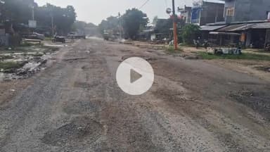 उतरौला: उतरौला डुमरियागंज हाईवे सड़क पर गड्ढे राहगीरों की जान के साथ कर रहे हैं खिलवाड़