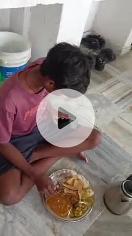 मधुबनी कॉलेज के कैंटीन में इस तरह का खाना मिलता है इस वीडियो के माध्यम से देख सकते है हम लोग जी पी मधुबनी में पढ़ते है।।