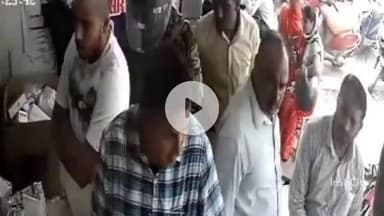 महू ड्रीमलैंड चौराहे पर मेडिकल से फार्मा कंपनी के कर्मचारियों का बैग चोरी, सीसीटीवी में कैद
