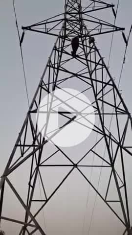 मुज़फ्फरनगर: प्रेमिका की शादी तय होते ही प्रेमी ने टावर पर चढ़कर कहा- मुझसे शादी नहीं की तो कूद जाऊंगा, प्रेमिका के आने पर उतरा