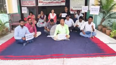 आरा: कृषि वैज्ञानिकों ने कृषि विज्ञान केंद्र में काम से स्ट्राइक करते हुए दिया धरना