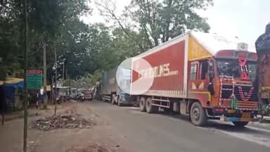 सिमडेगा: सिमडेगा-रांची मार्ग पर देव नदी के पास ट्रक खराब होने से नेशनल हाईवे 20 घंटे से जाम