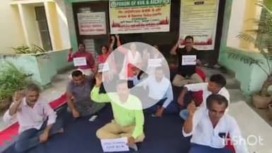 आरा: कृषि विज्ञान केंद्र के वैज्ञानिकों और कर्मचारियों ने किया प्रदर्शन