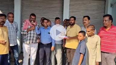 उतरौला: समाजवादी पार्टी के राष्ट्रीय महासचिव पूर्व मंत्री आजम खान की रिहाई पर सपाइयों ने उतरौला में बांटी मिठाई