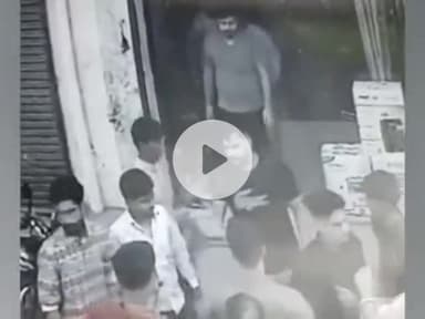 ਲੁਧਿਆਣਾ ਪੂਰਬੀ: ਮਾਇਆ ਪੂਰੀ ਮਾਮੂਲੀ ਗੱਲ ਨੂੰ ਲੈ ਕੇ ਹੋਇਆ ਵਿਵਾਦ ਡਾਂਗਾਂ ਨਾਲ ਨੌਜਵਾਨ ਤੇ ਕੀਤਾ ਹਮਲਾ ਘਟਨਾ ਦੀ ਸੀਸੀਟੀਵੀ ਵਿੱਚ ਹੋਈ ਕੈਦ