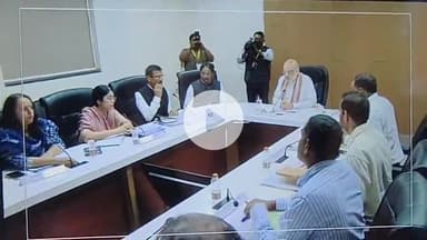 ગાંધીનગર: કેન્દ્રીય ગૃહ  સહકાર મંત્રી અમિત શાહના અધ્યક્ષસ્થાને ગાંધીનગર સર્કિટ હાઉસ ખાતે ટ્રંક લાઈન તથા પાણી-ગટરના કામોની સમીક્ષા