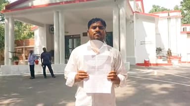 बहराइच: मंसूरगंज निवासी पीड़ित ने DM कार्यालय में पत्नी और ससुरालियों पर नवजात की हत्या का आरोप लगाया, पोस्टमार्टम की मांग