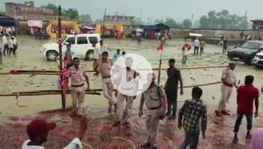 रफीगंज: रफीगंज शहर के RBR खेल मैदान में NDA कार्यकर्ता सम्मेलन के दौरान बारिश में भीगते रहे पुलिस कर्मी