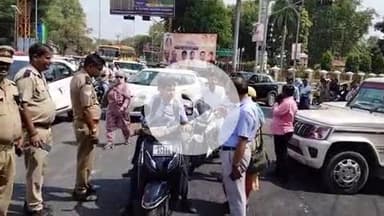 झांसी: RTO विभाग ने इलाइट चौराहे पर चलाया चेकिंग अभियान, वाहन चला रहे स्कूली बच्चों को रोककर माता-पिता से की फोन पर बात