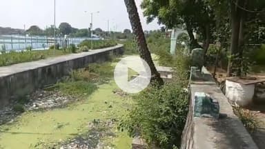 झांसी: शीतला माता मंदिर और हज़रत खाकी शाह दरगाह के श्रद्धालु गंदगी से परेशान, प्रशासन से न्याय की गुहार लगाई