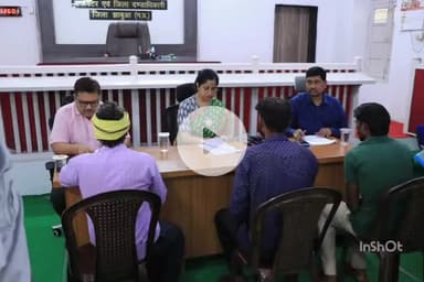 झाबुआ: झाबुआ में कलेक्टर ने की जनसुनवाई, आवेदनों के निपटारे के दिए निर्देश