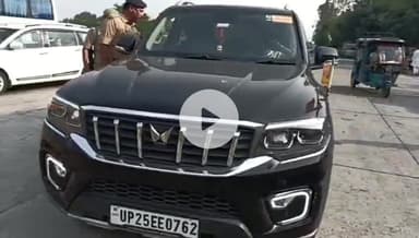 रामपुर: मिलक के पास समाजवादी पार्टी के नेता आज़म खान के काफिले में चल रहीं भाजपाइयों की गाड़ी को पुलिस ने चैक किया