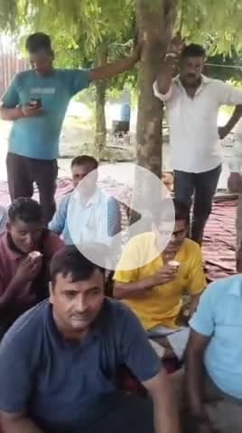 सम्पूर्णानगर में विद्युत विभाग के खिलाफ धरने पर बैठे व्यापारी एवं समाजसेवी