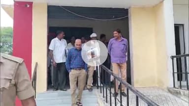 प्रतापगढ़: केशवराय स्थित ईवीएम-वीवीपैट वेयरहाउस का डीएम ने किया निरीक्षण, राजनीतिक पार्टी के पदाधिकारी रहे मौजूद