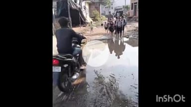 धार: ग्राम खारमपुर नई आबादी कॉलोनी में जलभराव से स्कूली बच्चे परेशान, सरपंच बोले- सरकार के पास पैसे नहीं