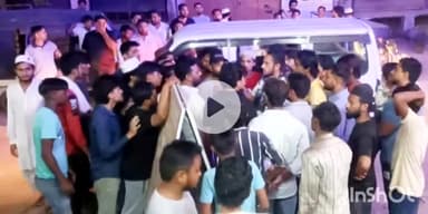 बागपत: पांडव रोड बागपत स्थित सैलून के बाहर लगे 'आई लव मोहम्मद' पोस्टर को फाड़ने पर विशेष समुदाय के युवकों ने किया हंगामा