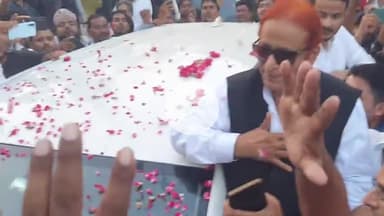 रामपुर: मंगलवार को सीतापुर जेल से रिहा होकर समाजवादी पार्टी के नेता आज़म खान रामपुर के जेल रोड स्थित अपने घर लौटे